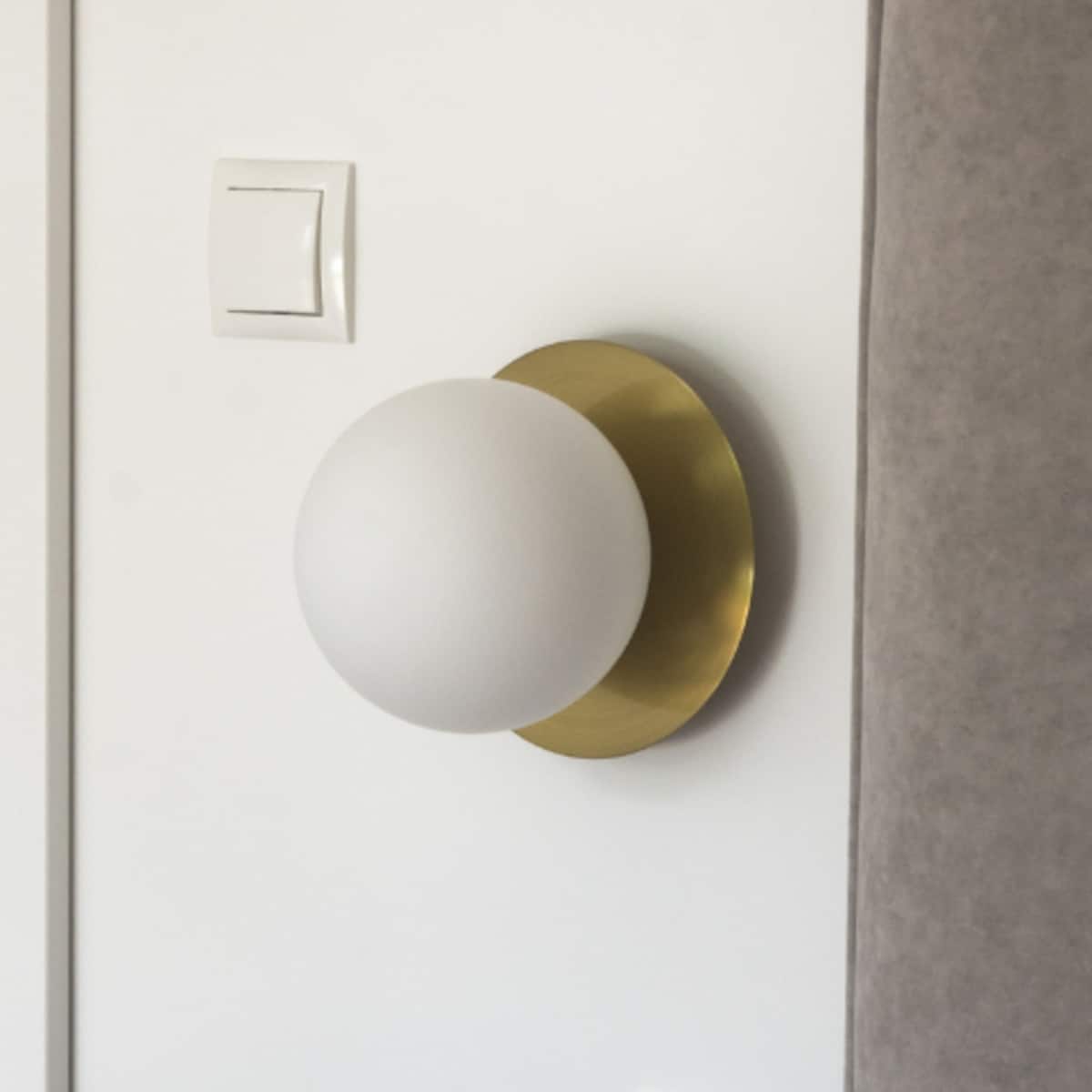 Ścienna LAMPA kula CAPE TOWN W01063BR Cosmolight kinkiet szklany do przedpokoju ball mosiądz