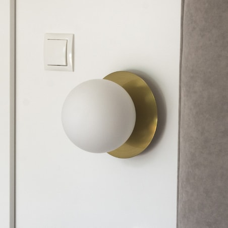 Ścienna LAMPA kula CAPE TOWN W01063BR Cosmolight kinkiet szklany do przedpokoju ball mosiądz