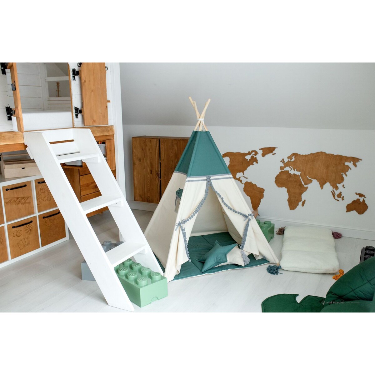 Namiot tipi Adventure z matą i poduszkami.