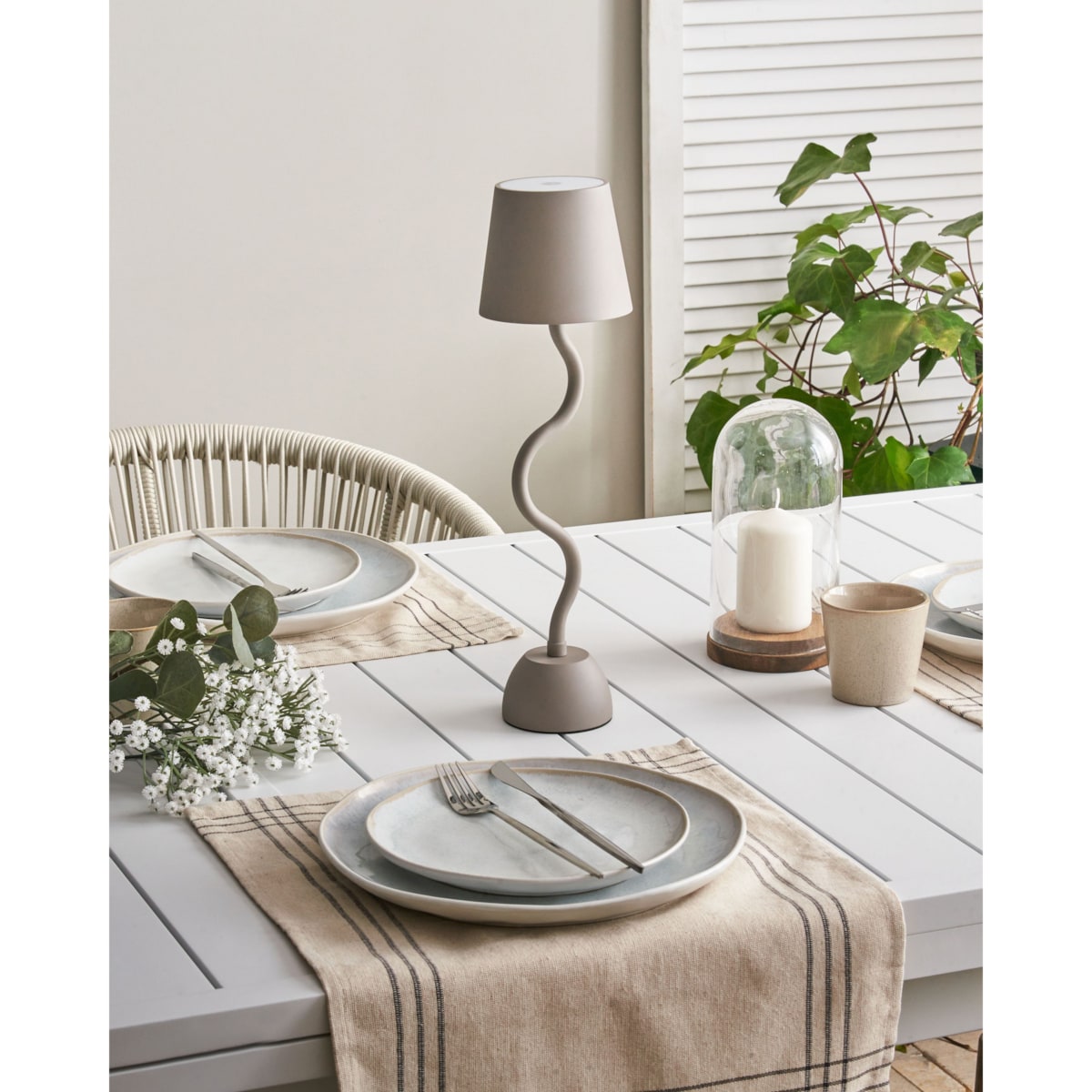 Bezprzewodowa lampa stołowa metalowa beżowa VOUGA