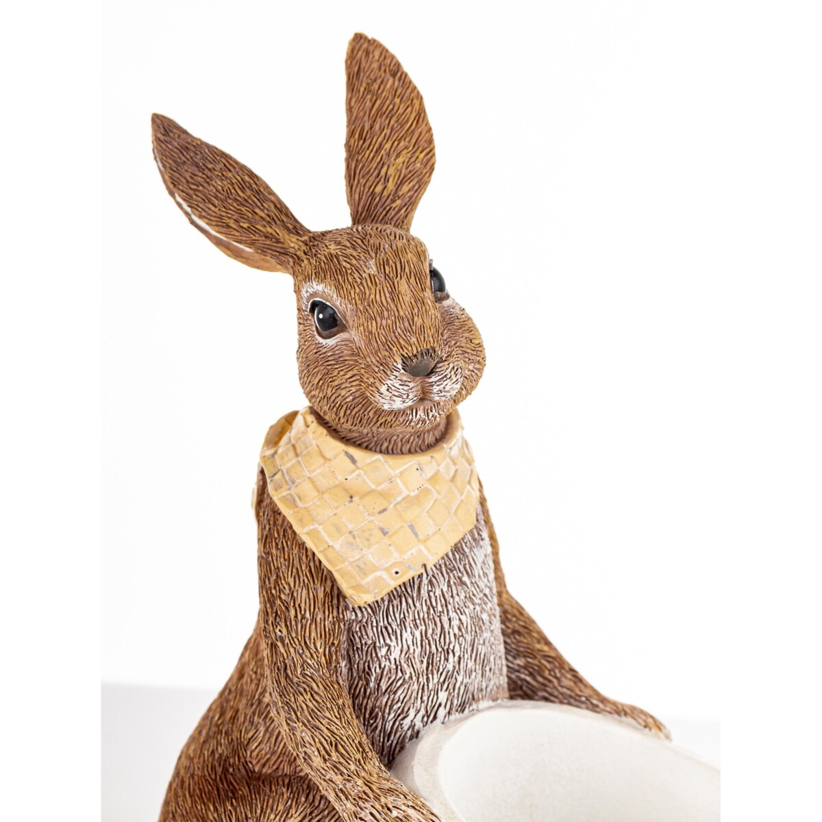 Dekoracja - królik z białym koszykiem 19x14,5x9,5 cm i apaszką