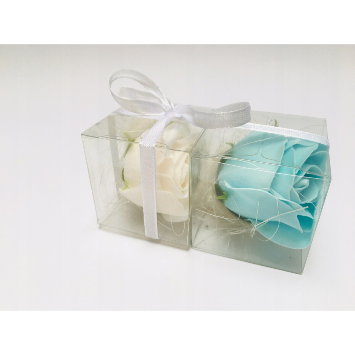 FLOWER BOX KWIATY MYDLANE RÓŻA BIAŁO NIEBIESKA na prezent upominek GOŚCI