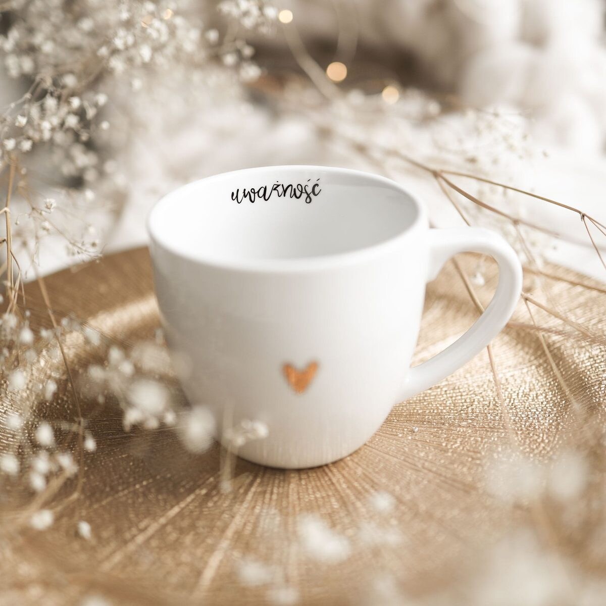 Biały kubek porcelanowy 300 ml „Uważność" ze złotym sercem - prezent na urodziny dla bliskiej osoby, mamy, przyjaciółki