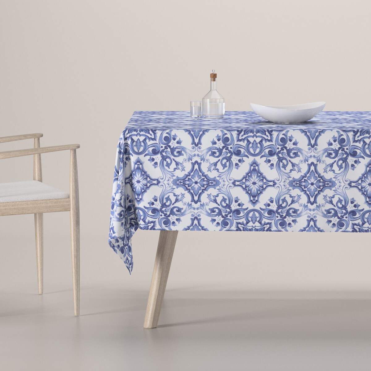 Obrus prostokątny 130 x 130 cm niebieskie wzory na białym tle