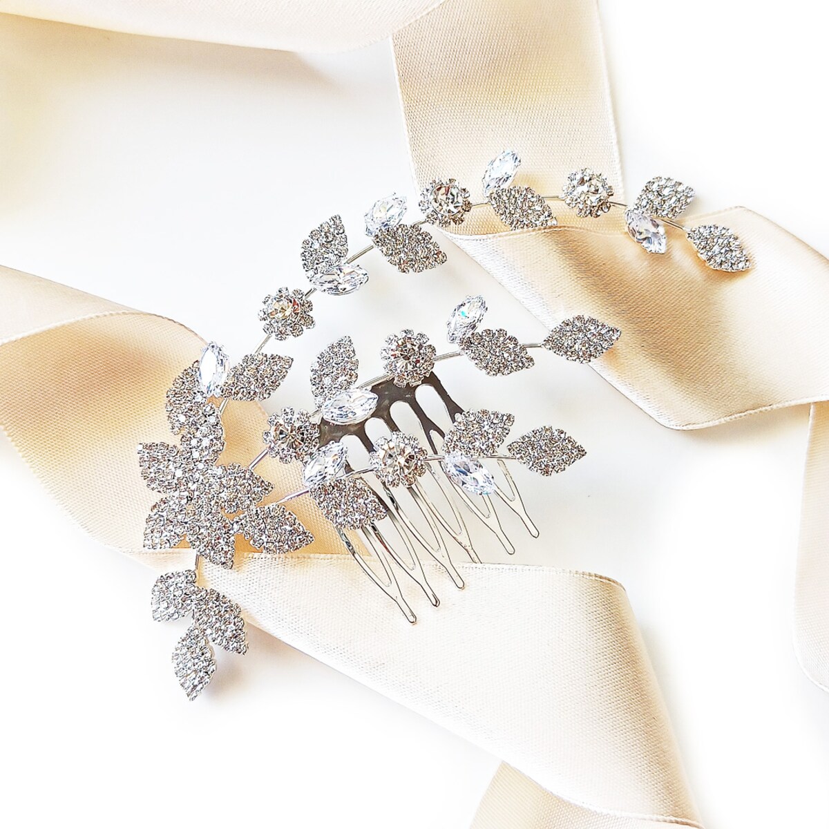 Srebrny rozłożysty grzebyk ślubny z motywem listków i cyrkonii