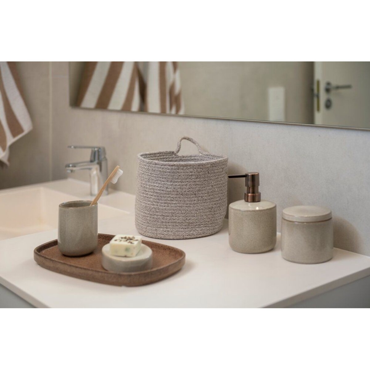 Pojemnik łazienkowy ceramiczny 10x8,8 cm LIQUID z pokrywką