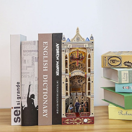 Miniaturowy domek Book Nook - Gotycka katedra