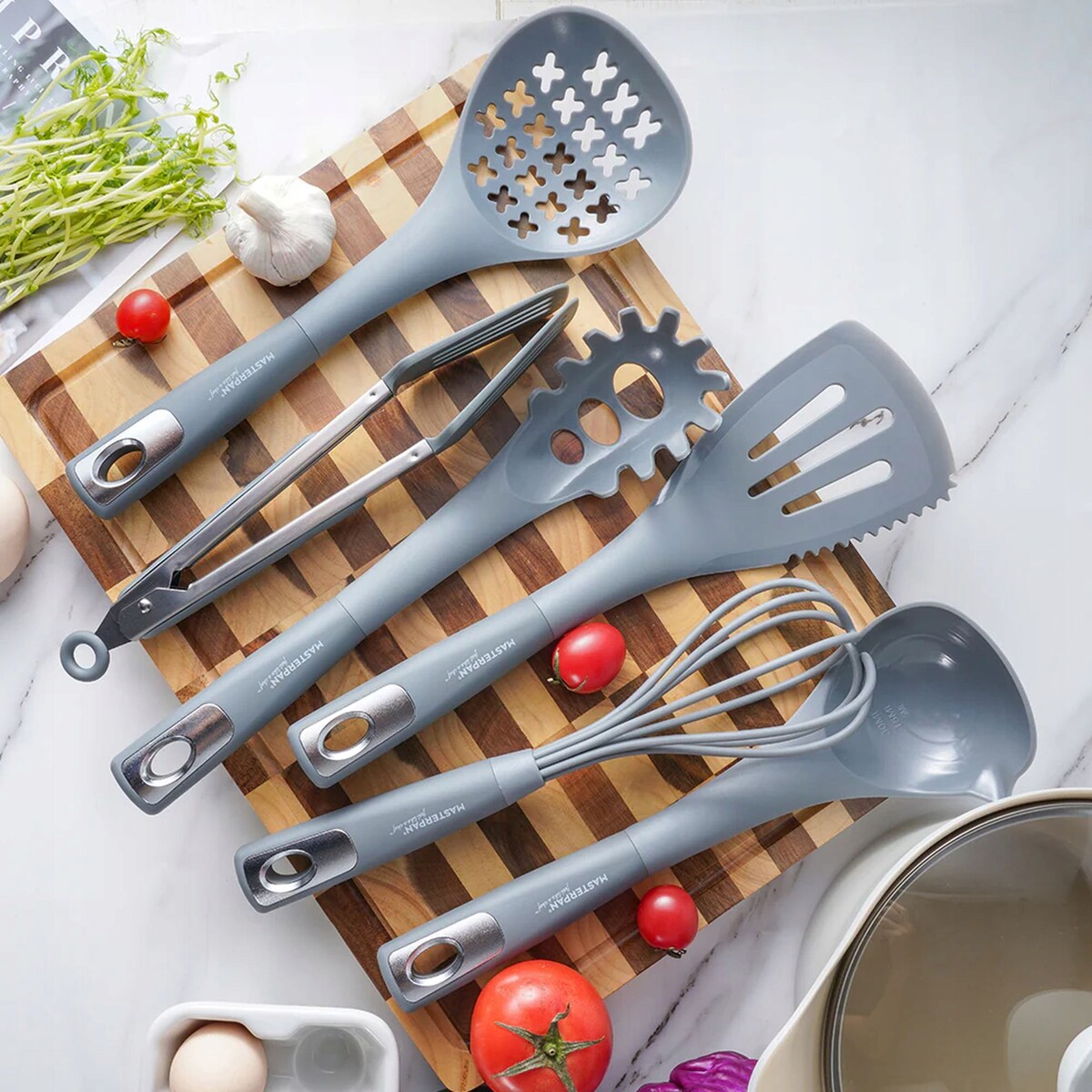 Zestaw Przyborów Kuchennych 7 El. Komplet Łyżka Trzepaczka Szczypce Stojak