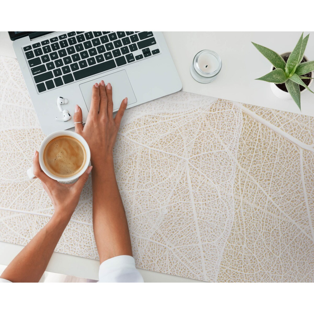 Beżowa mata na biurko Liść w delikatnym wzorze, 120x60 cm