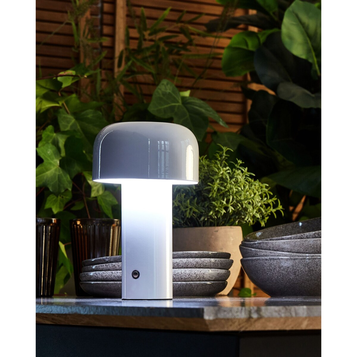 Bezprzewodowa lampa stołowa metalowa biała BESOS