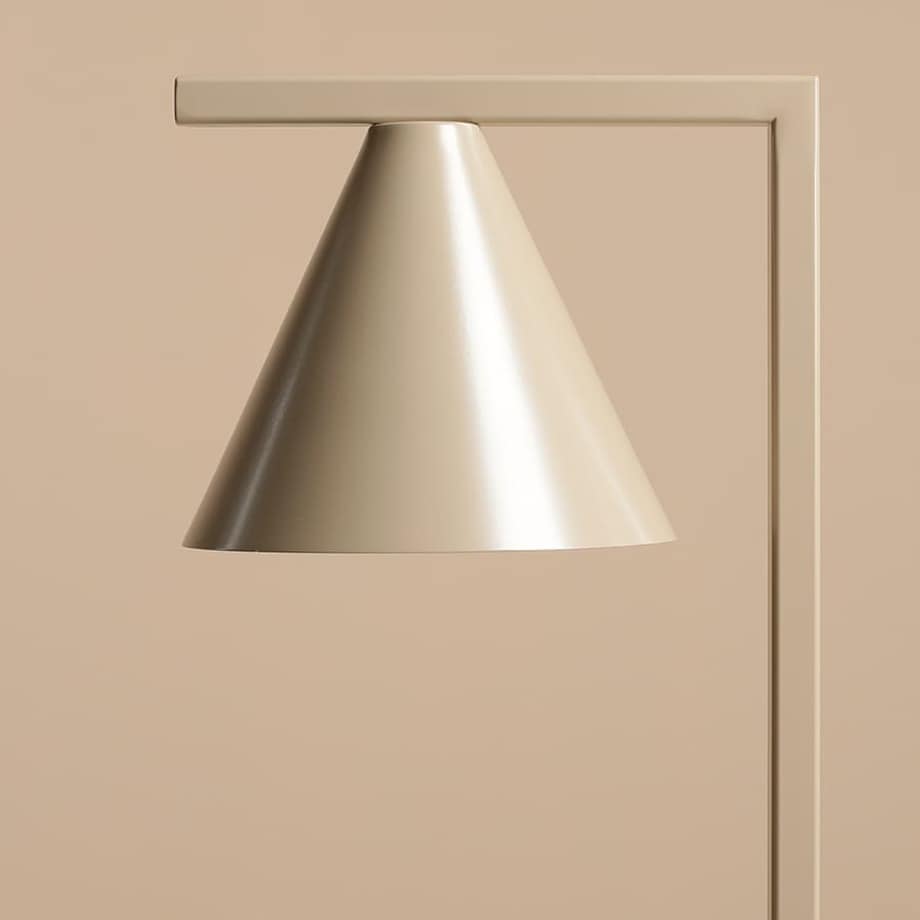 Lampa stojąca do biura Form 1108A17 Aldex stożkowy klosz metalowy beżowa