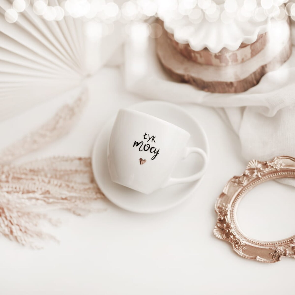 Biała filiżanka porcelanowa do espresso ze spodkiem 100 ml - napis Łyk mocy ze złotym sercem dla miłośnika kawy na urodziny
