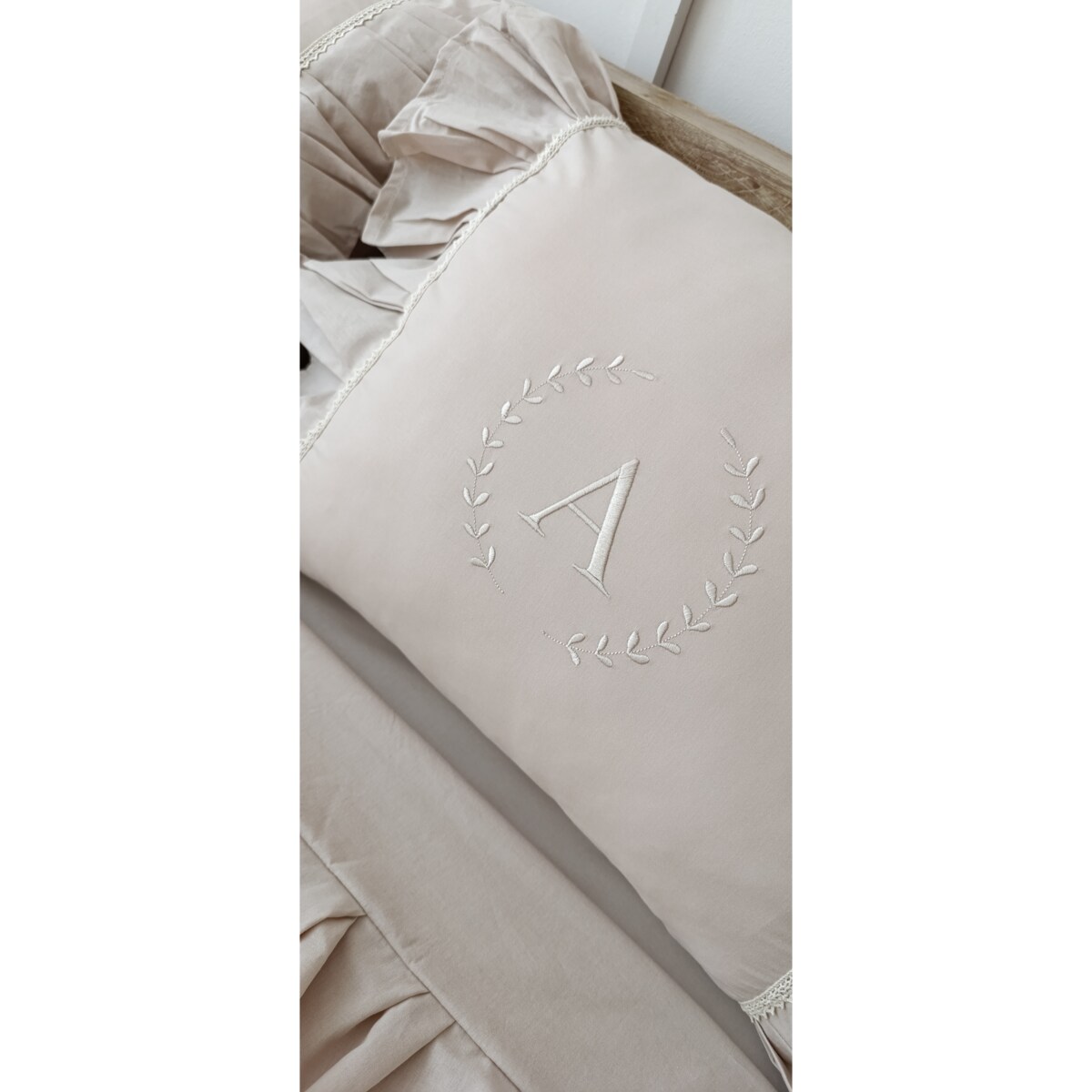 Pościel bawełniana personalizowana z haftem i falbanką jasny beż 160x200 + poszewki szt 2 50x60