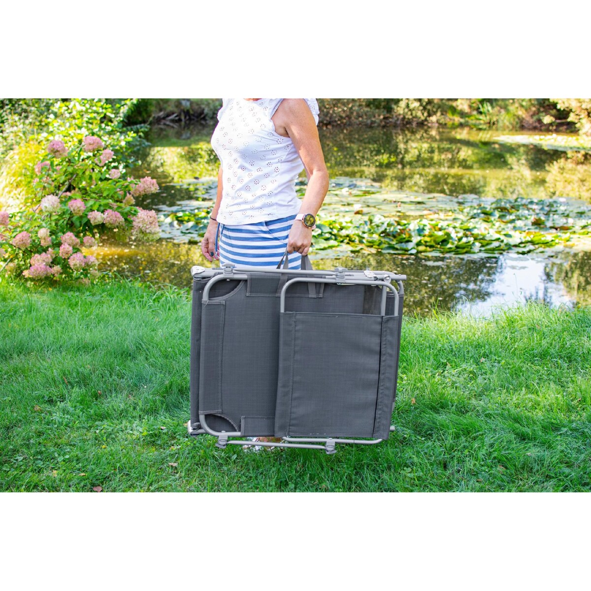 Leżanka ogrodowa składana w walizkę z zadaszeniem