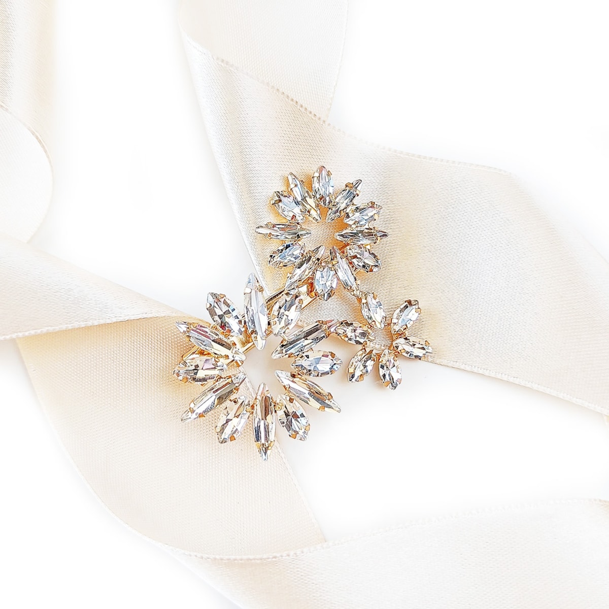 Złota spinka cyrkoniowe koła kwiaty