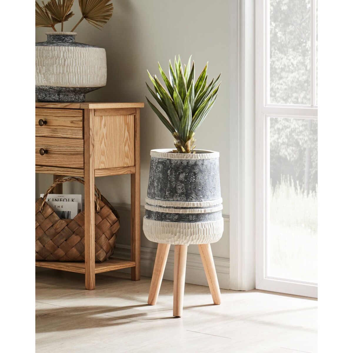 Doniczka na stojaku 27 x 27 x 57 cm szaro-beżowa ARISAEMA