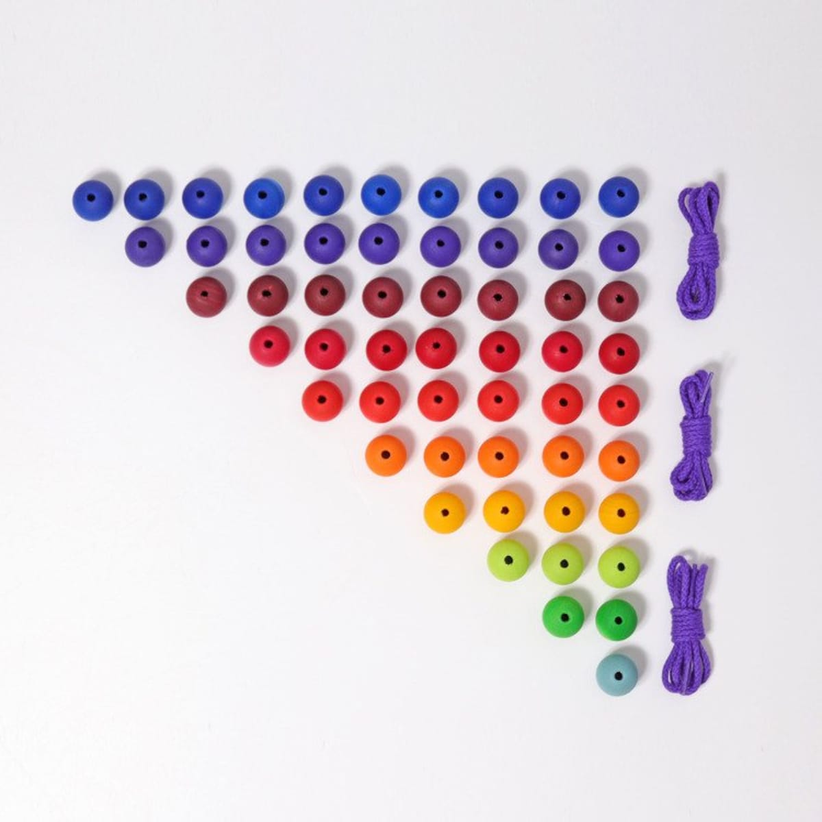 Koraliki na bawełnianym sznurku Schodki kolorowe 3+ Grimm's