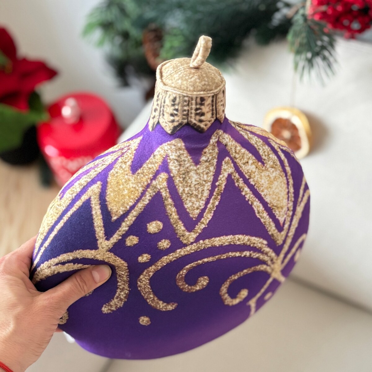 Poduszka dekoracyjna purpurowa Bombka duża