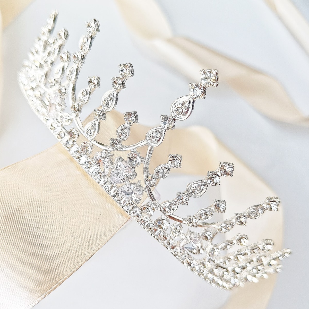 Srebrna wysoka okazała SMUKŁA KORONA diadem tiara błyszcząca ŚLUBNA