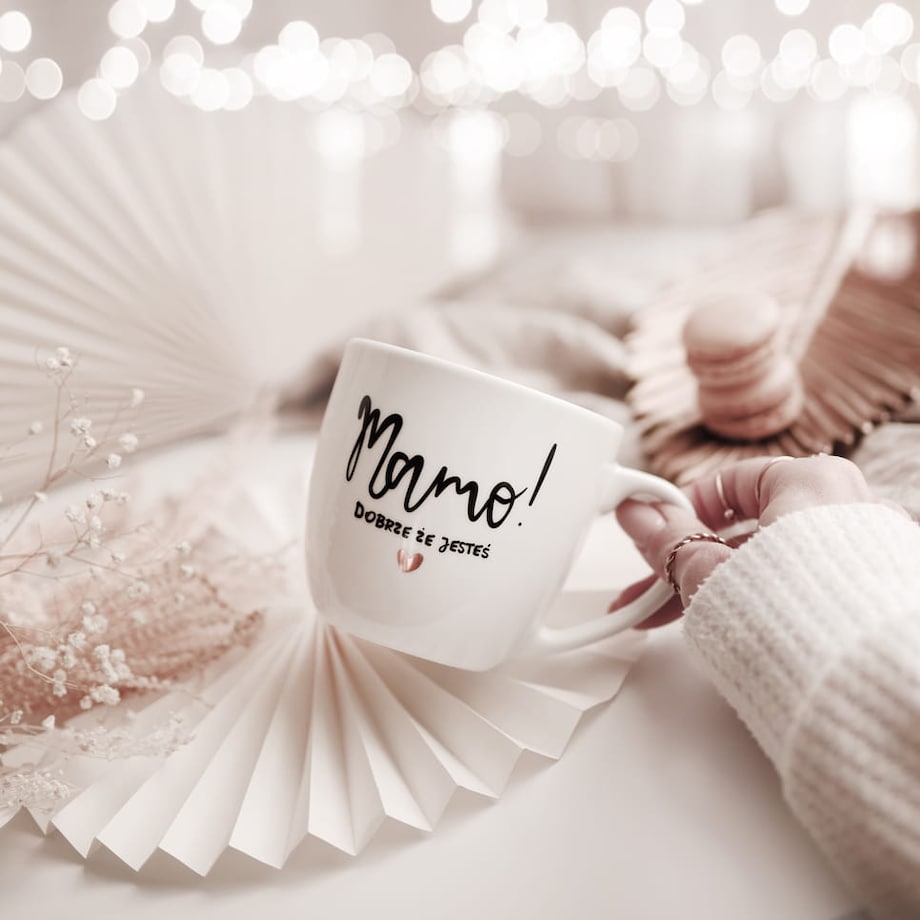Biały kubek porcelanowy 300 ml - Złote serce i napis mamo dobrze, że jesteś dla mamy na dzień matki