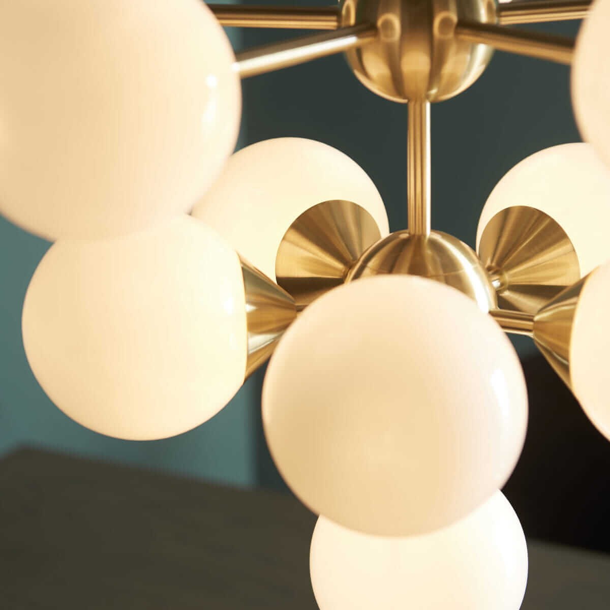 Zwieszana lampa do salonu Oscar 76500 Endon molekuły złota biała