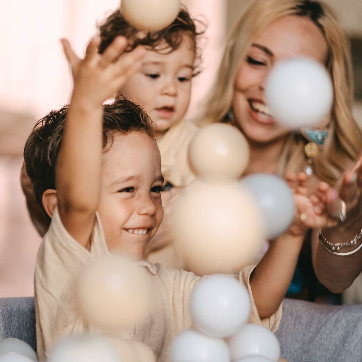 Zestaw Plastikowych Piłeczek 7cm dla Dzieci, Kulki do Basenu 50szt.: Pomarańczowe/Żółte/Niebieskie