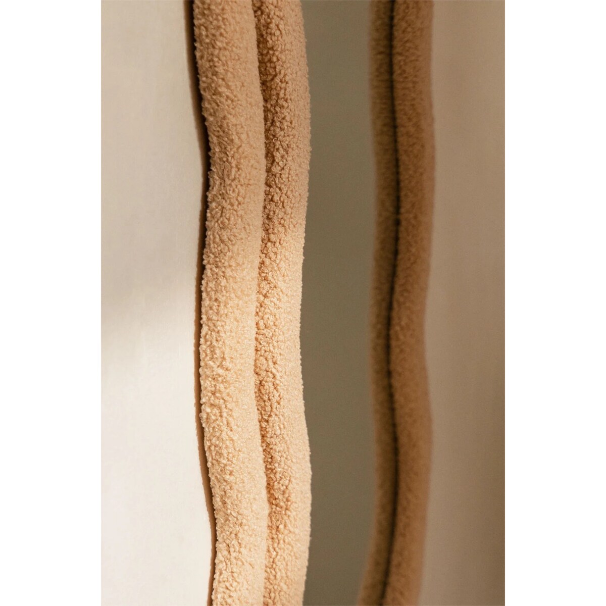 Lustro w falistej ramie bouclé brzoskwiniowe 160x60 cm