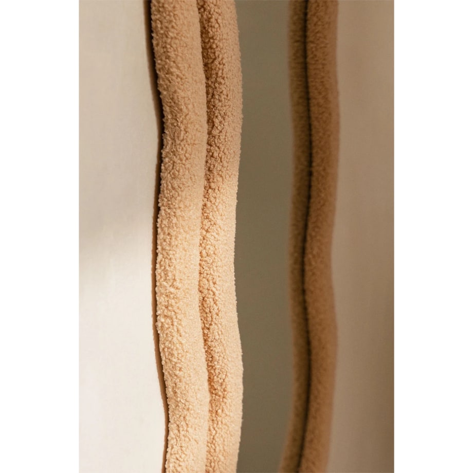 Lustro w falistej ramie bouclé brzoskwiniowe 160x60 cm