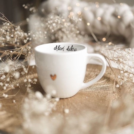 Biały kubek porcelanowy 300 ml „Chłoń dobro" ze złotym sercem - prezent na urodziny dla bliskiej osoby, mamy, przyjaciółki