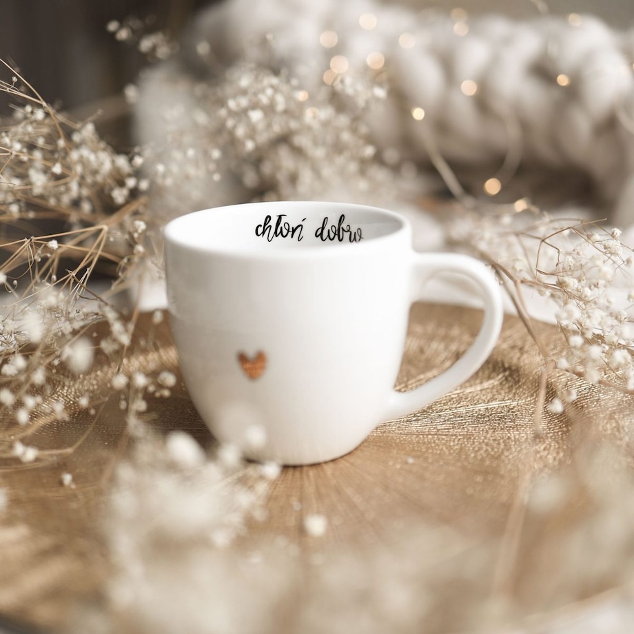 Biały kubek porcelanowy 300 ml „Chłoń dobro" ze złotym sercem - prezent na urodziny dla bliskiej osoby, mamy, przyjaciółki