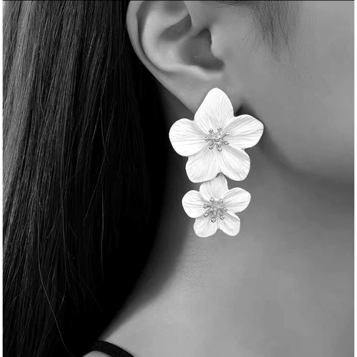 Kolczyki czerwone podwójne kwiatowe lekkie na sztyft