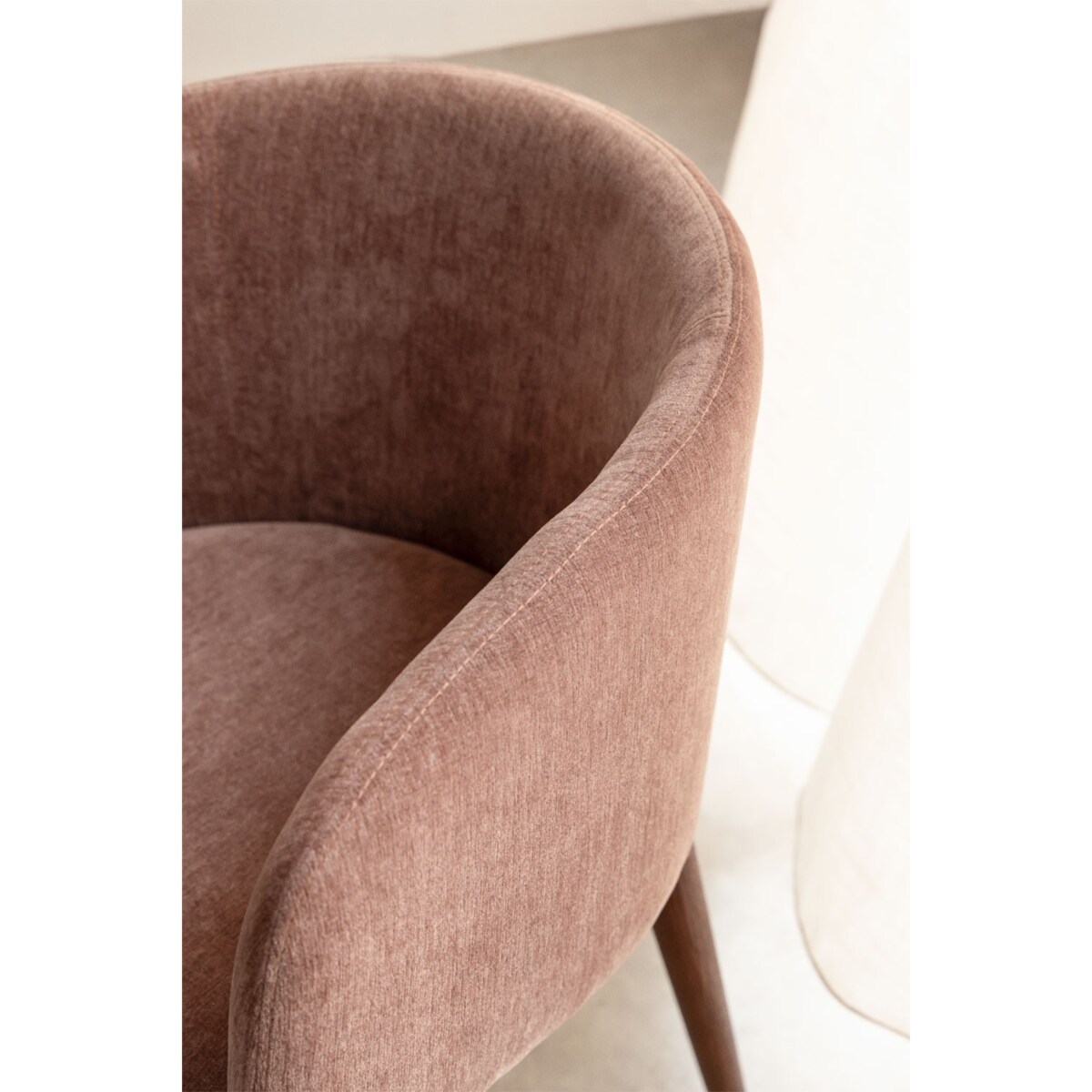 Krzesło szenilowe z podłokietnikami, herbaciany róż, ciemne nóżki, Burnia
