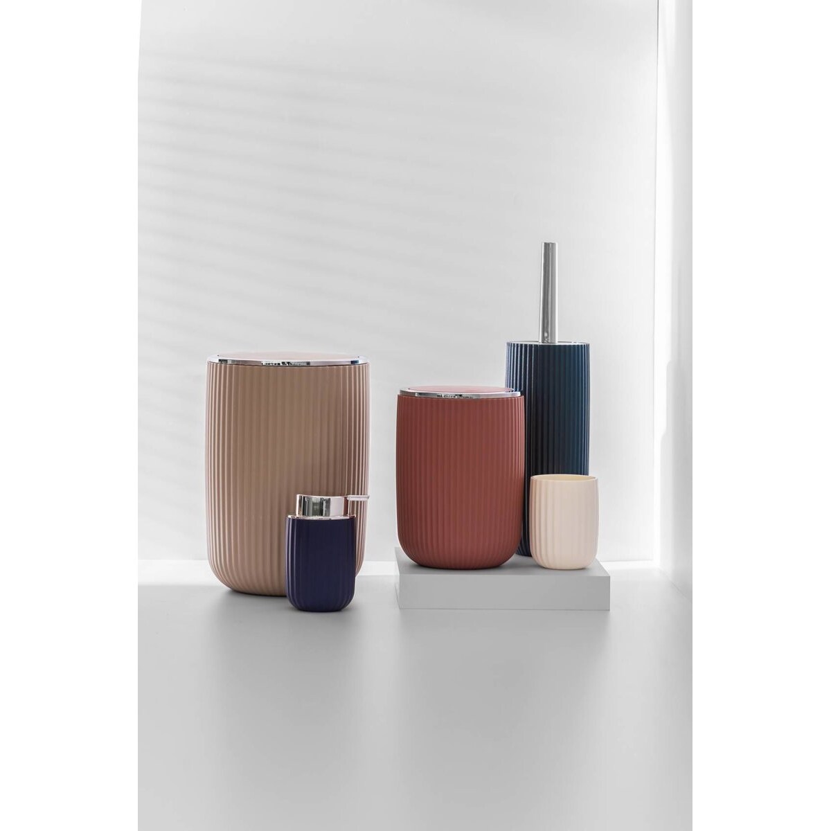 Kosz łazienkowy AGROPOLI z obrotową pokrywą, 5,5 L, WENKO