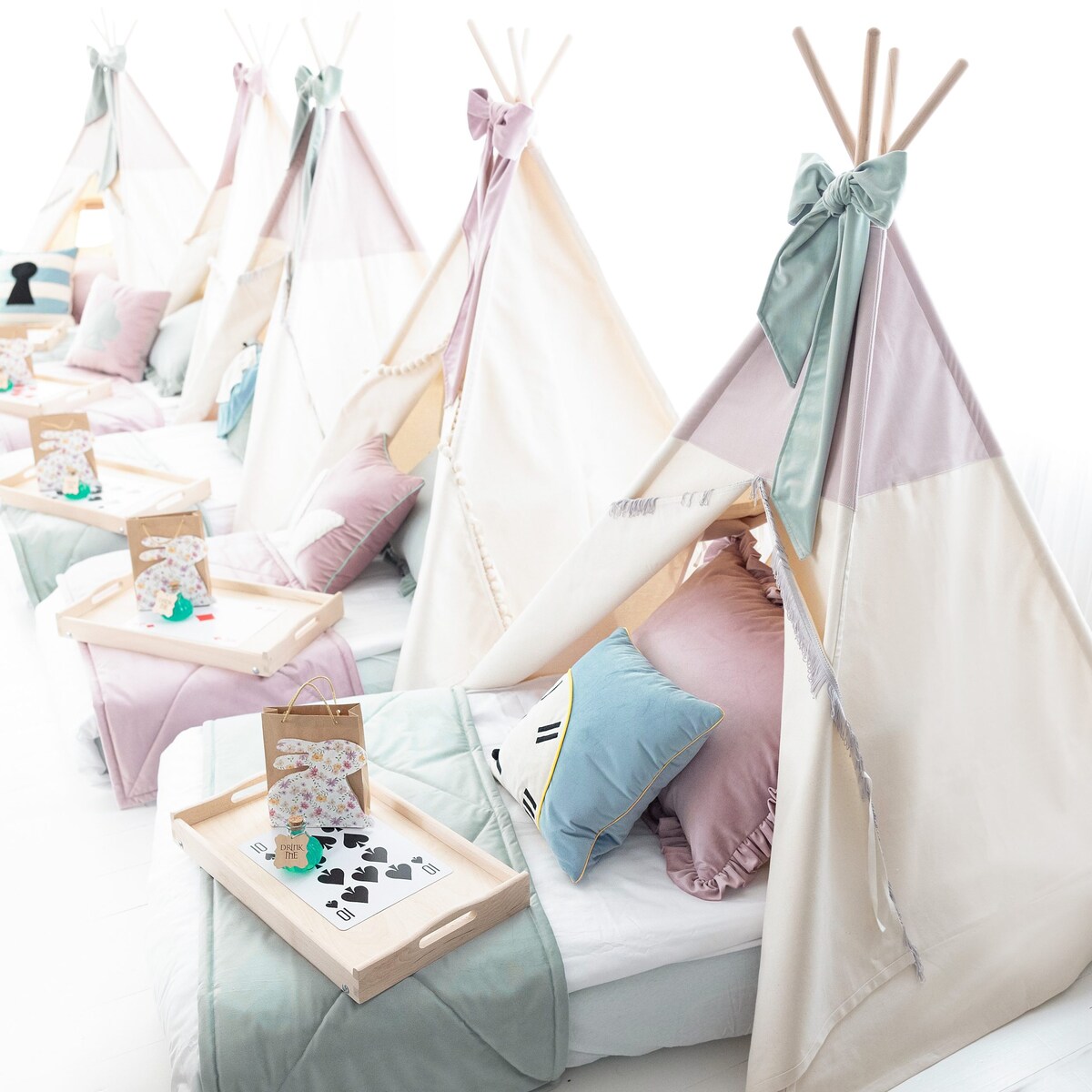 Różowa poduszka z velvetu z aplikacją króliczych uszu