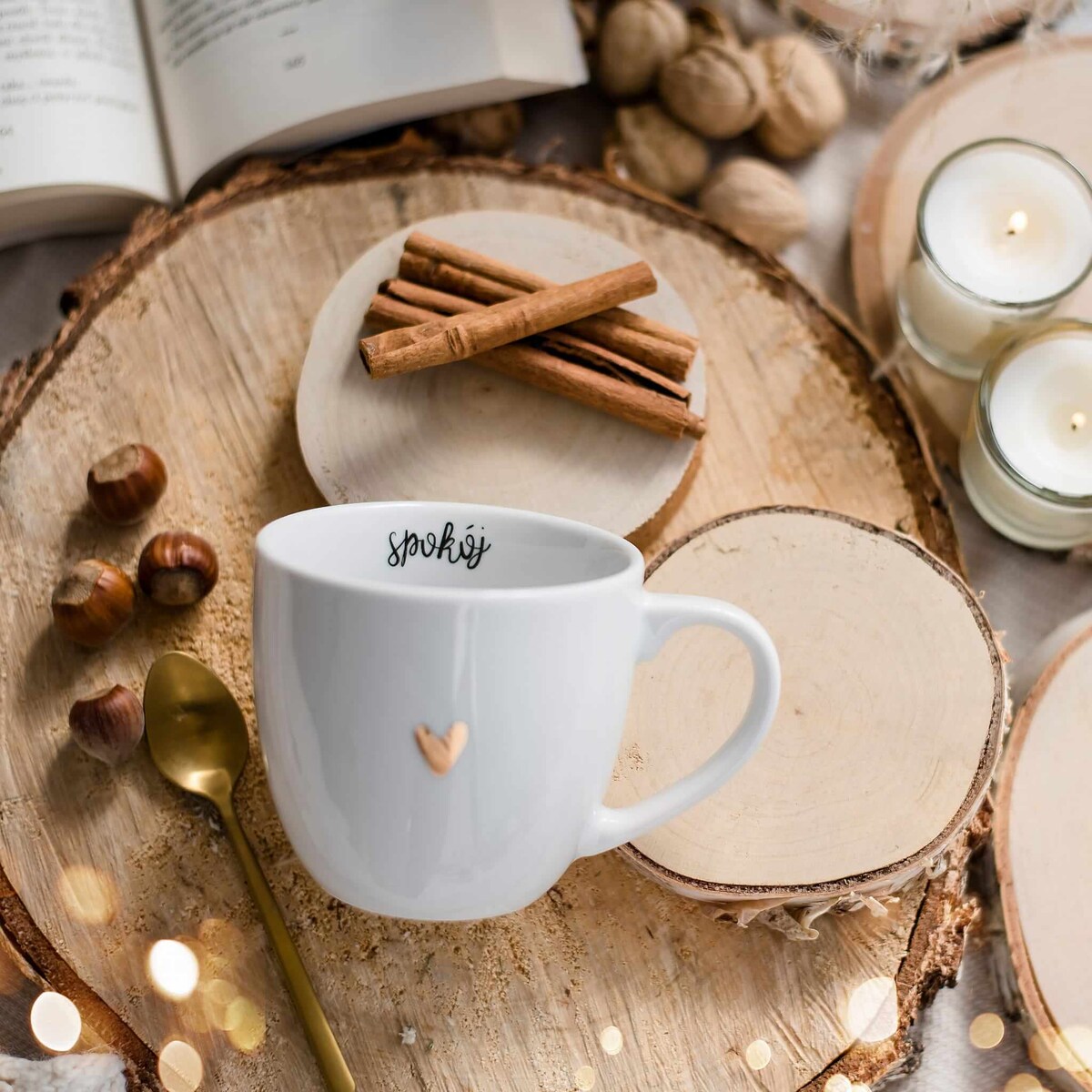 Biały kubek porcelanowy 300 ml - motyw złotego serca z napisem Spokój dla bliskiej osoby na każdą okazję