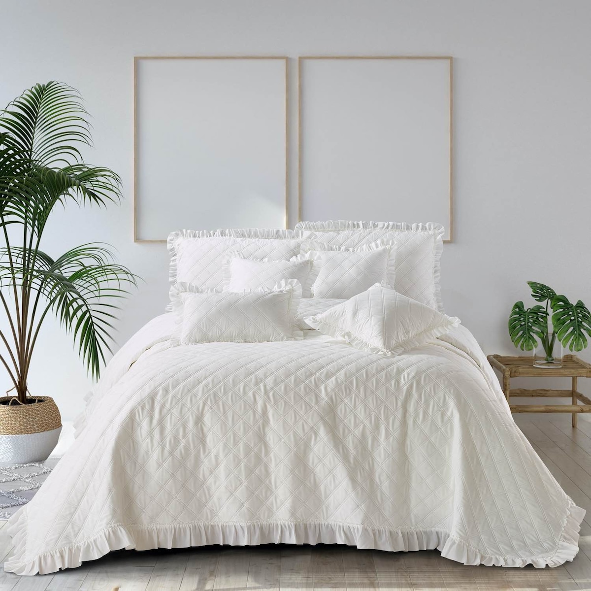 Biała Narzuta Pled Pikowana z Falbanką 200 x 220 Elegancka Kapa na Łóżko Sofę