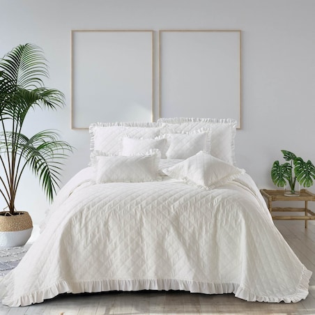 Biała Narzuta Pled Pikowana z Falbanką 200 x 220 Elegancka Kapa na Łóżko Sofę