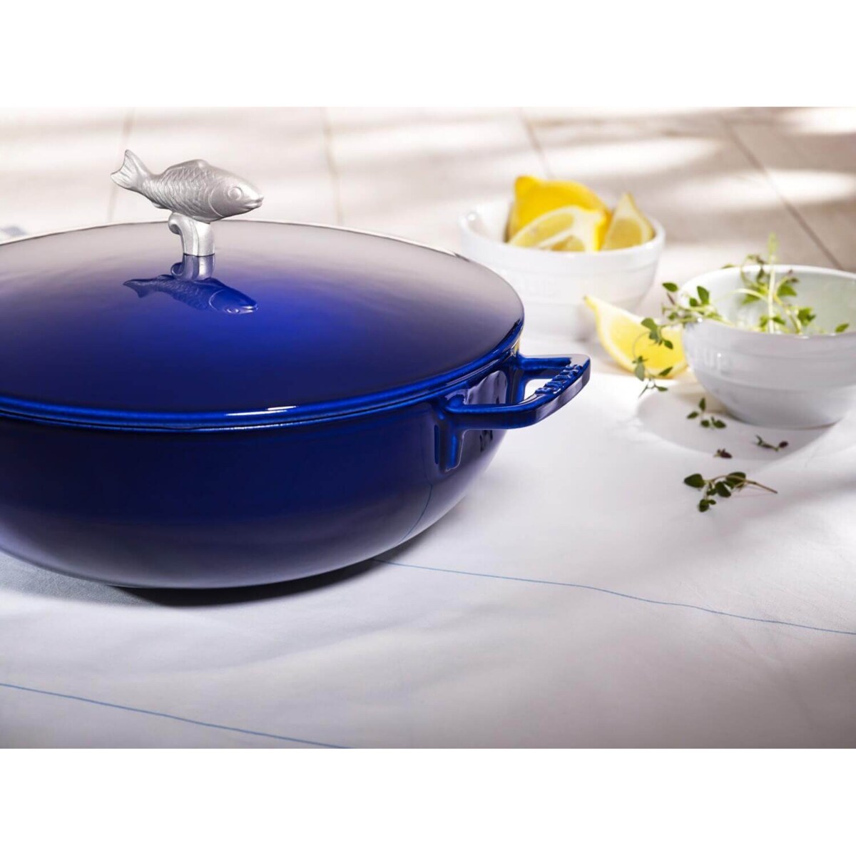 STAUB Żeliwna patelnia do duszenia z pokrywką 28 cm, niebieski