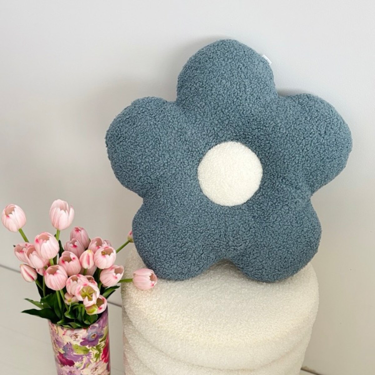 Poduszka boucle duży Kwiatek niebieski / biały