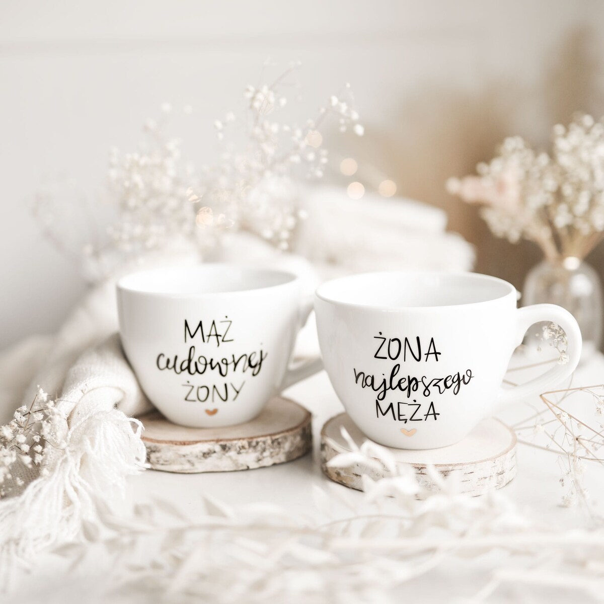 Zestaw 2 Białych Kubków Porcelanowych 500 ml - Napisy Mąż Cudownej Żony i Żona Najlepszego Męża z Motywem Złotego Serca na Walentynki dla Pary