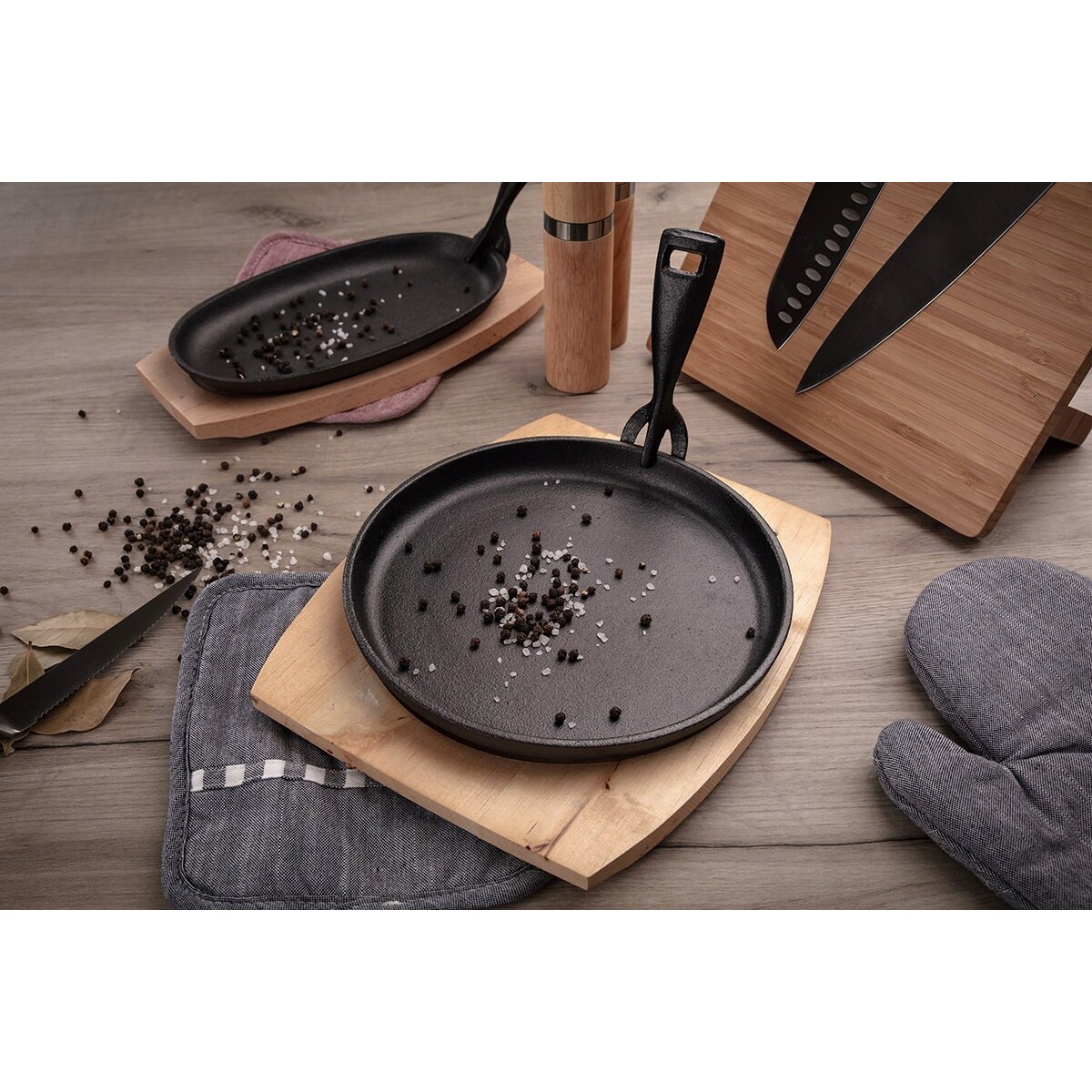 PATELNIA TALERZ ŻELIWNE na desce jedzenie stek mięso warzywa na gorąco box