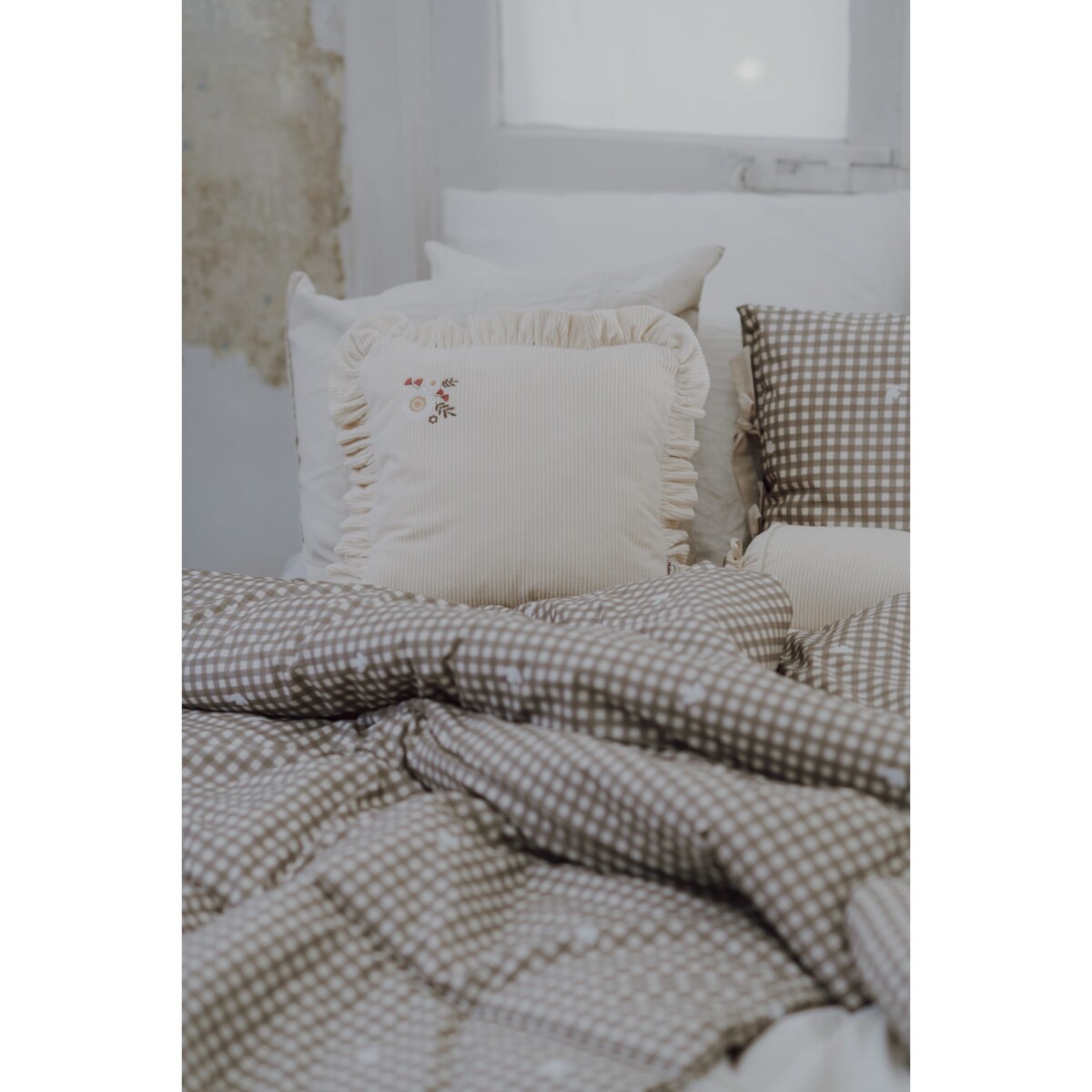 Poduszka dekoracyjna sztruksowa z falbanką natural