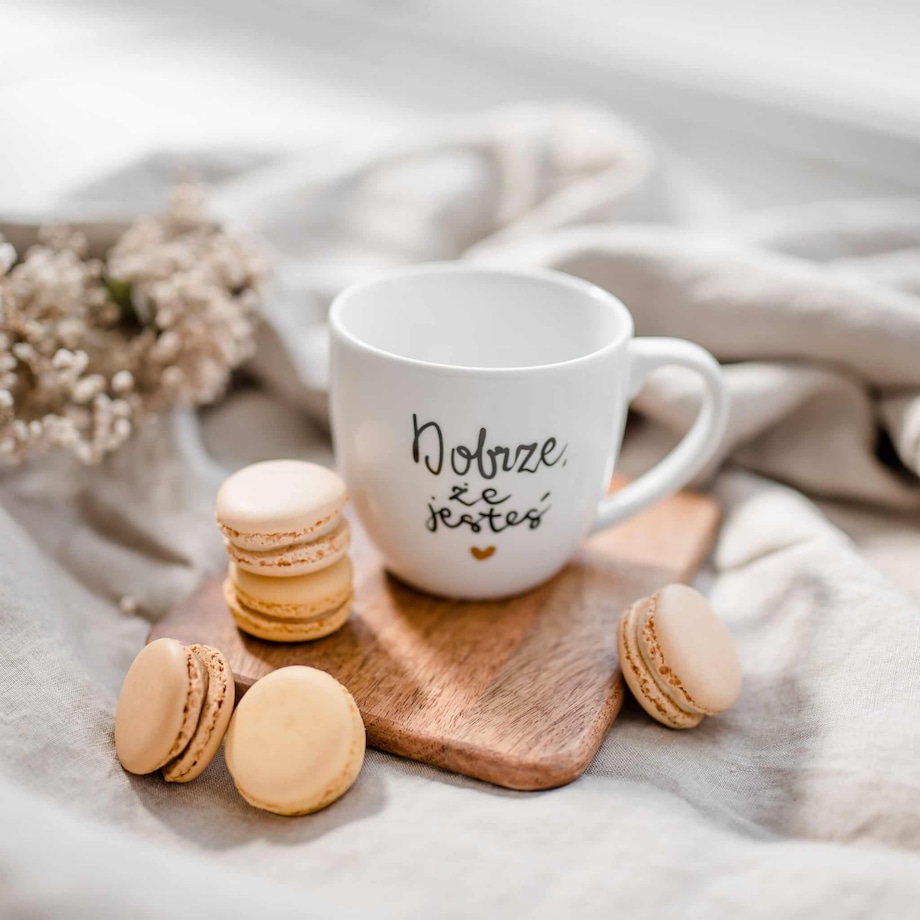 Biały Kubek Porcelanowy 300 ml - Napis Dobrze, że Jesteś z Motywem Złotego Serca dla Przyjaciółki na Urodziny