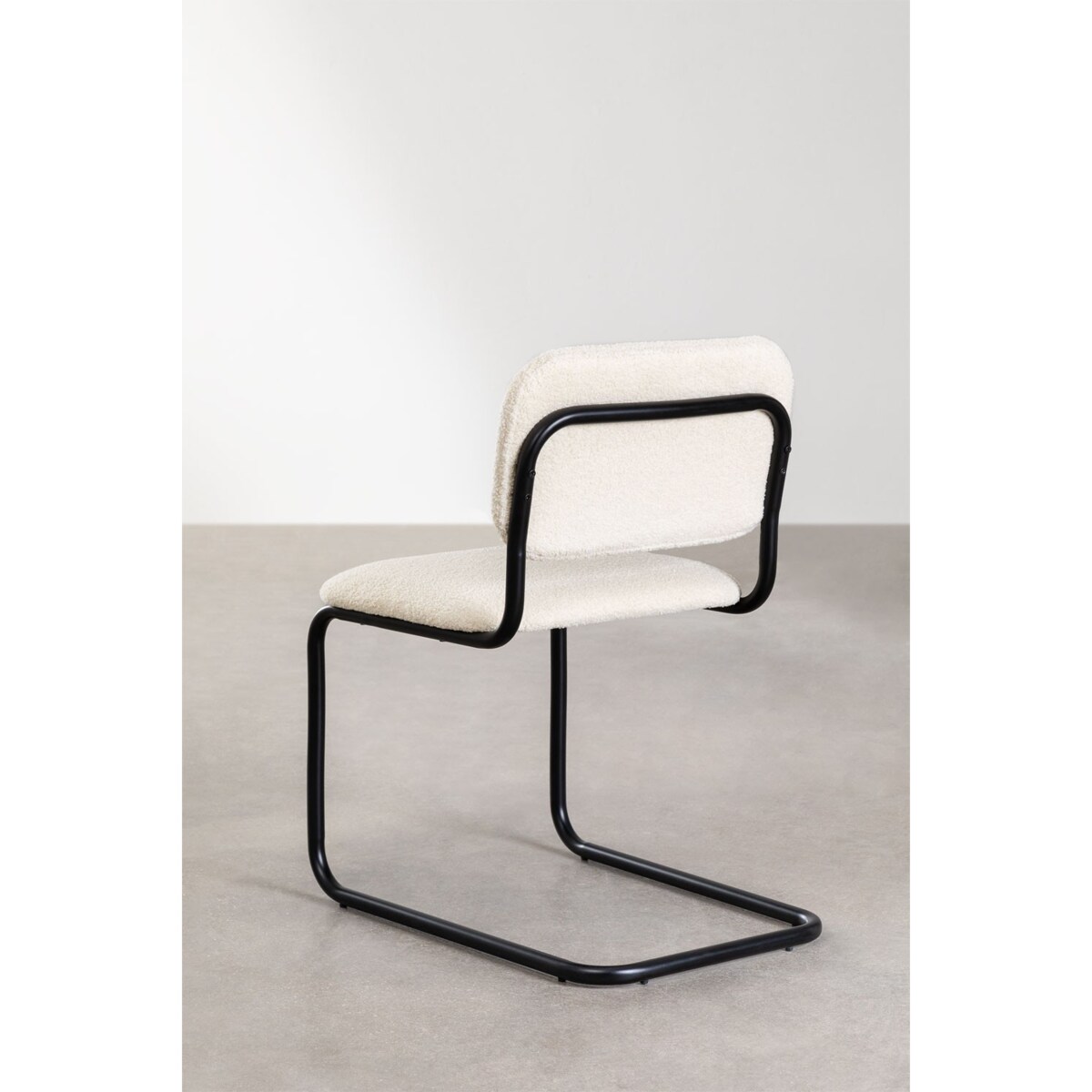 Krzesło na metalowej podstawie tkanina bouclé