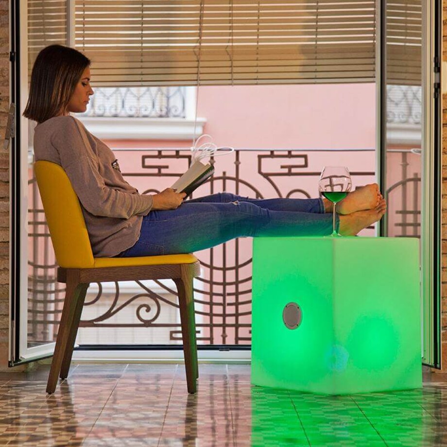 Lampa stojąca przenośna LUMCBP45WLNW King Home LED 1W 6000K IP65 z głośnikiem biała