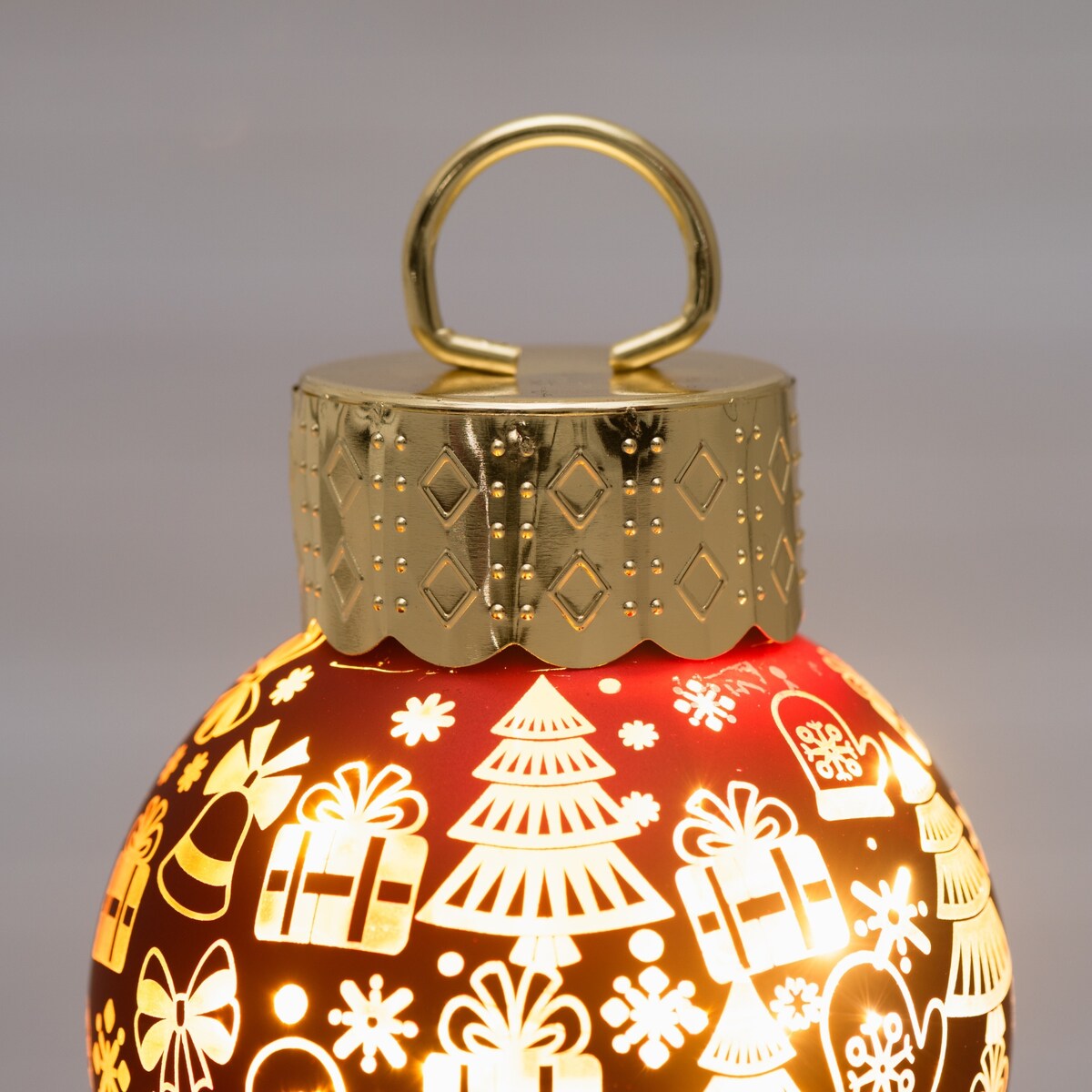 Bombka choinkowa szklana z oświetleniem LED, motyw prezentów, Ø 10 x 13 cm