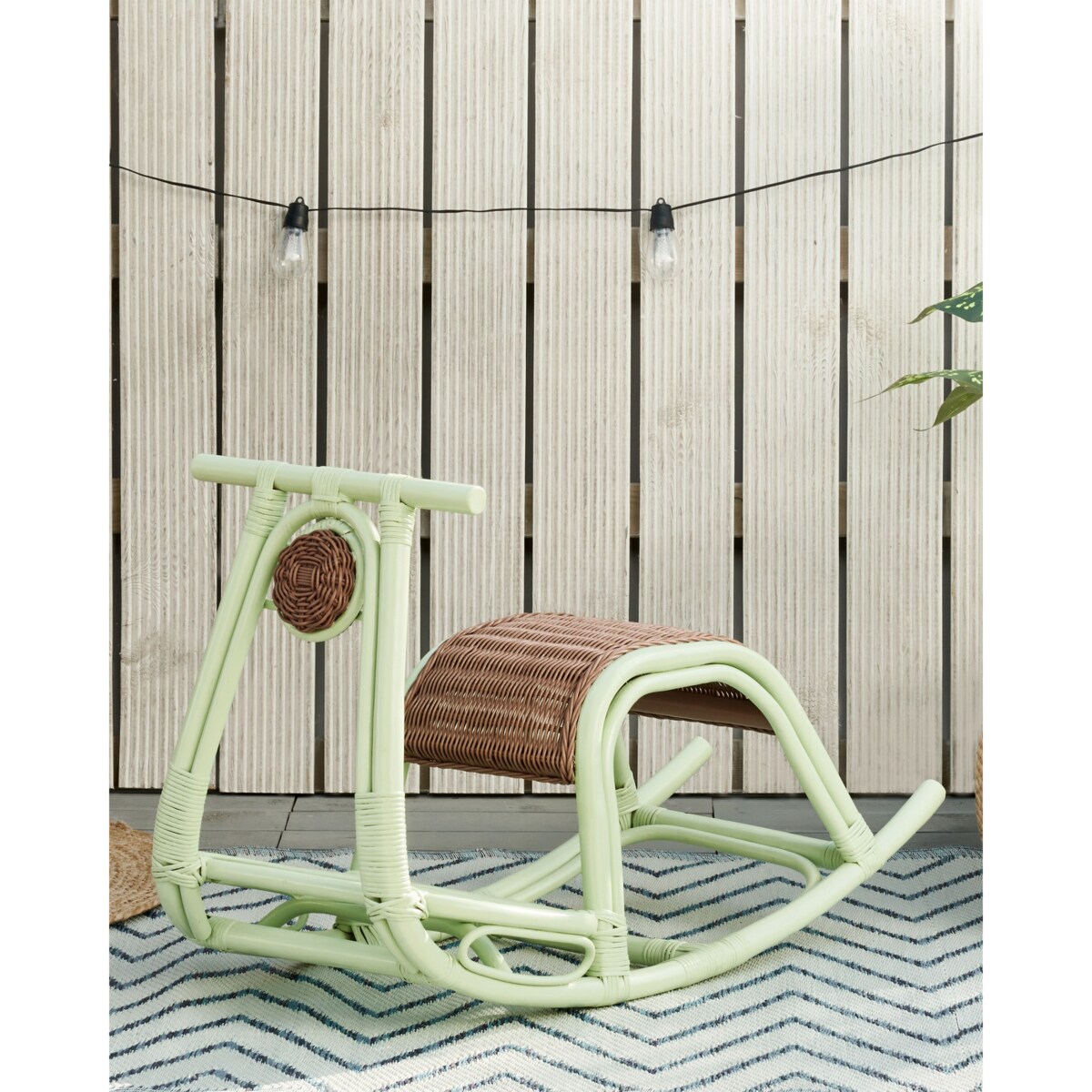 Rattanowy bujak na biegunach jasnozielony ASPRIA