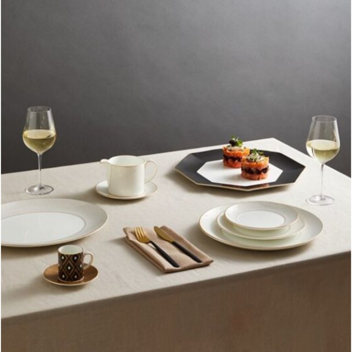 Filiżanka ze spodkiem do herbaty biała Gio Gold Wedgwood