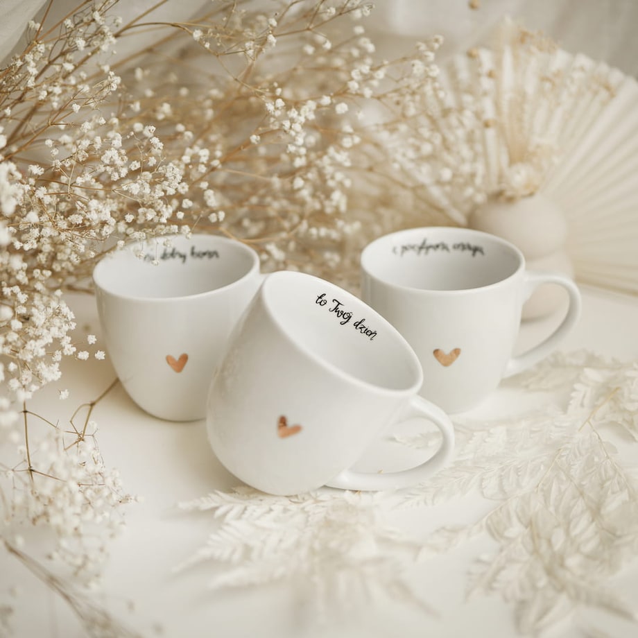 Biały kubek porcelanowy 300 ml - napis to twój dzień z motywem złotego serca na urodziny dla bliskiej osoby