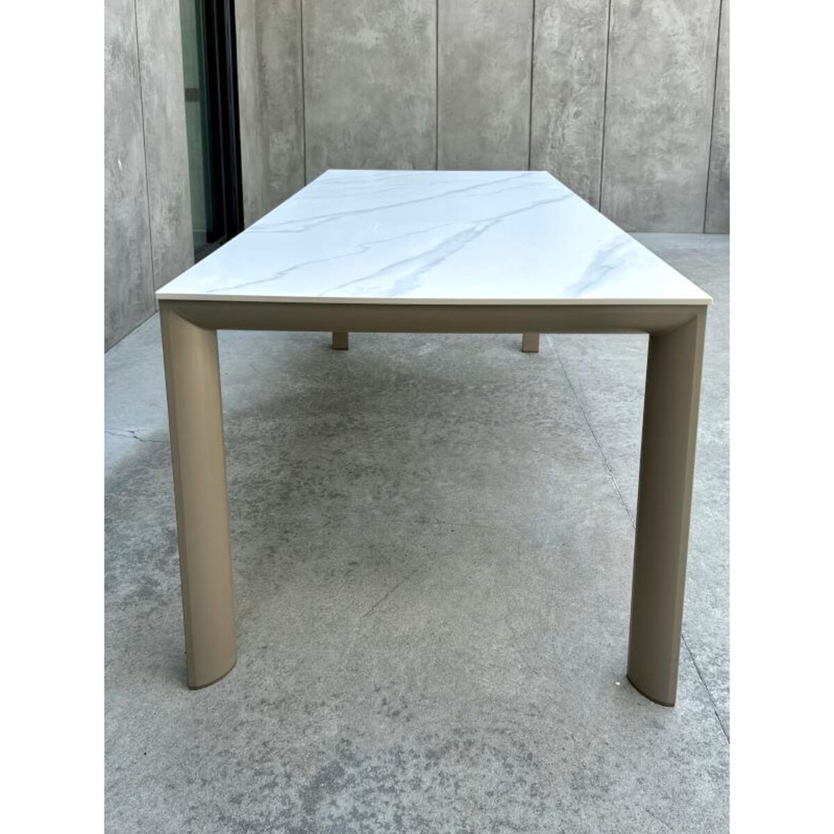 ALUMINIOWY STÓŁ AZZURA W KOLORZE SZAMPAŃSKIM